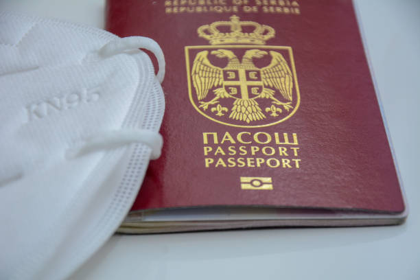 여권 및 얼굴 마스크 - 세르비아 뉴스 사진 이미지