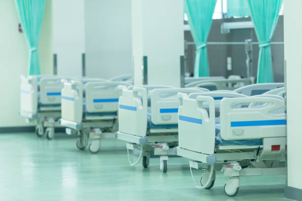 patientenbetten in krankenhäusern möbel inneneinrichtung - bett stock-fotos und bilder