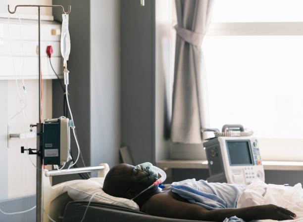 hastanın tıbbi oksijen bağlı hastane yatağında yatıyor - south africa covid stok fotoğraflar ve resimler