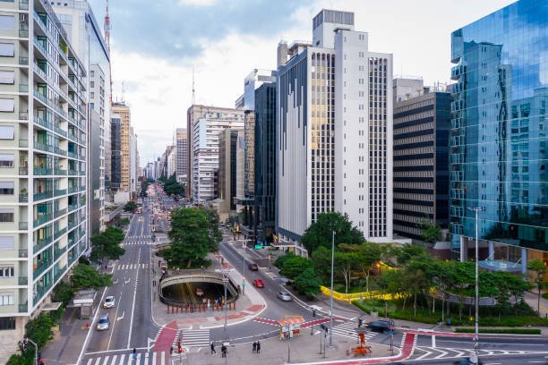 paulista near consolação, two major avenues in são paulo, sp, brazil - avenida paulista - fotografias e filmes do acervo