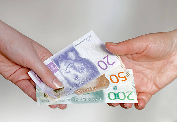 paying with swedish currency, new layout 2015 - svenska pengar bildbanksfoton och bilder