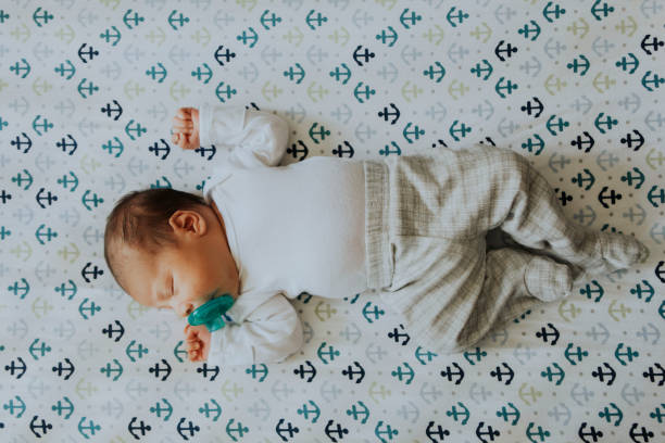 vreedzame baby slapen in een wieg - cradle to cradle stockfoto's en -beelden