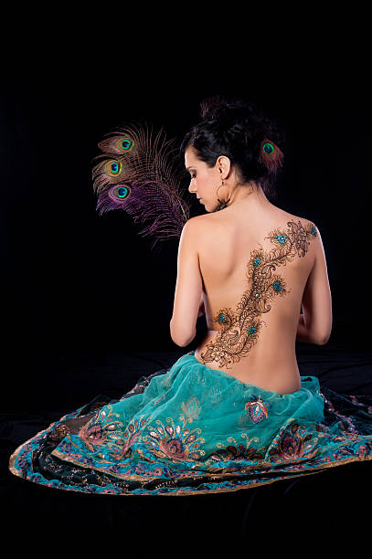 peacock feather henna design on a woman’s back - peacock back stockfoto's en -beelden