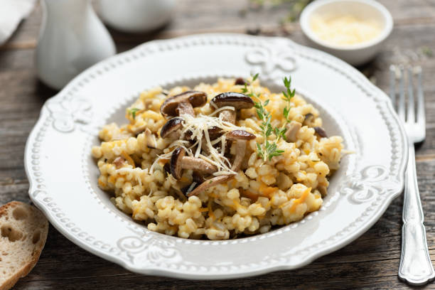 risotto nấm lúa mạch ngọc trai - risotto with asparagus mushrooms hình ảnh sẵn có, bức ảnh & hình ảnh trả phí bản quyền một lần