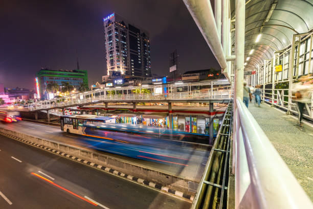 バス高速鉄道駅、ジャカルタ、インドネシアで歩行者専用道路を高架道路 - バス高速輸送システム 写真 ストックフォトと画像