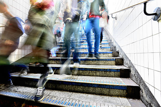 peões a caminhar para baixo na estação de metro stairs - stairs subway imagens e fotografias de stock