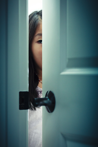 Подглядывание перевод. Девушка приоткрывает дверь. Девушка выглядывает из за двери. Девушка за дверью.