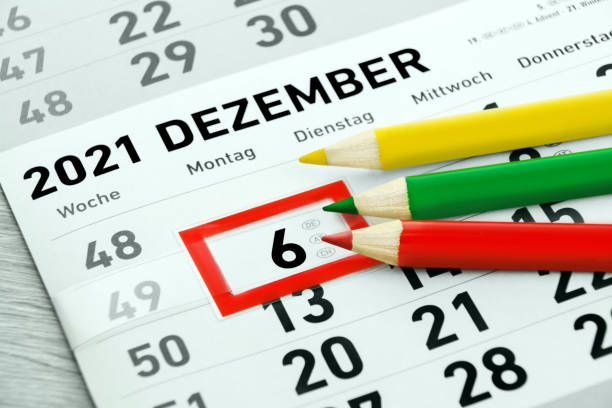 3 pencils red green yellow and German calendar 2021 December 6  and weekdays 3 pencils red green yellow and German calendar 2021 December 6  and weekdays alternative for germany stock pictures, royalty-free photos & images