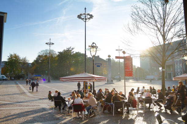 도르트문트의 가을 햇살에 바및 레스토랑 밖에 앉아 있는 사람들 - dortmund 뉴스 사진 이미지