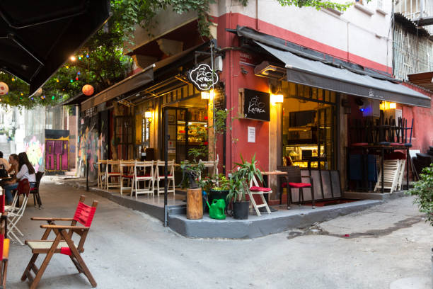 mensen chatten en eten in cafés en bars in istanbul karaköy - karaköy istanbul stockfoto's en -beelden