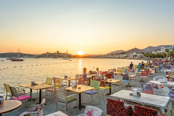 mensen genieten in strand café in bodrum, turkije - bodrum stockfoto's en -beelden