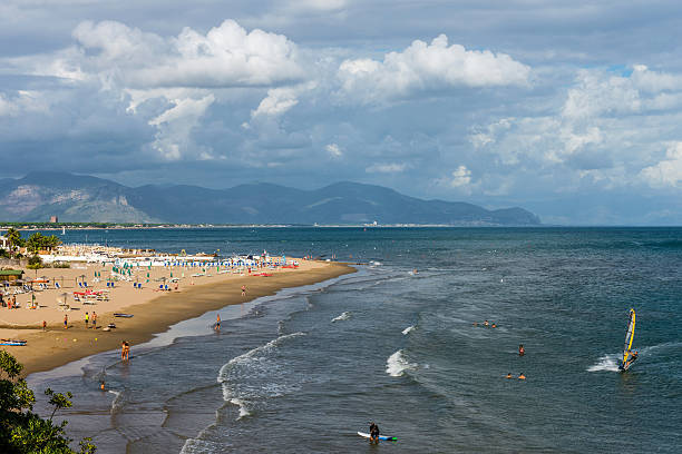 산 펠리체 시르ceo의 해변을 즐기는 사람들 - lazio 뉴스 사진 이미지
