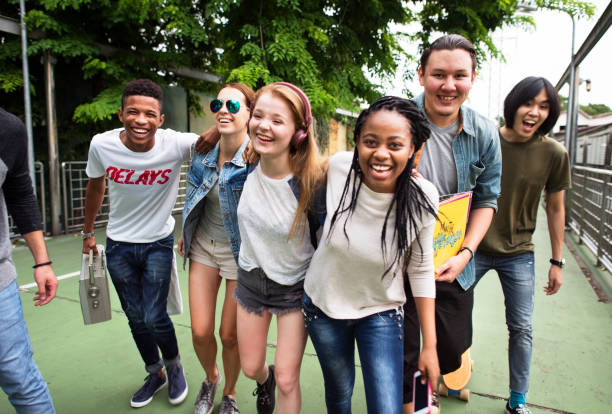 mensen vriendschap saamhorigheid huddle team eenheid concept - alleen tieners stockfoto's en -beelden