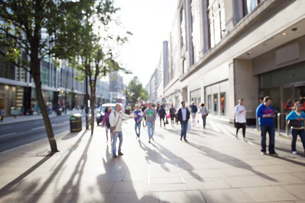 people in bokeh, street of london - street motion blur stockfoto's en -beelden