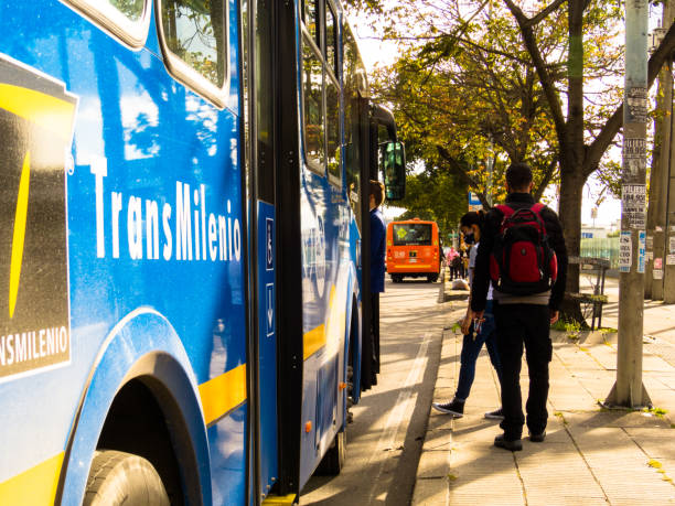 ボゴタのsitpバスに乗るために並ぶ人々 - コロンビア - バス高速輸送システム 写真 ストックフォトと画像