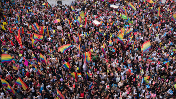 mensen in taksim-plein voor lgbt pride parade in istanboel, turkije. - gay demonstration stockfoto's en -beelden