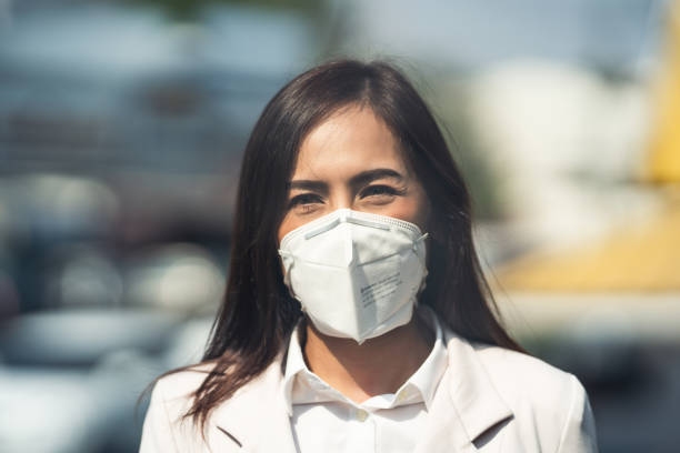 люди в азиатской столице испытывают больше pm 2.5 с более высокими значениями пыли аки. - n95 mask стоковые фото и изображения