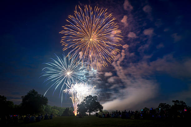 gente mirando a los espectaculares fuegos artificiales en honor de día de la independencia - july 4 fotografías e imágenes de stock