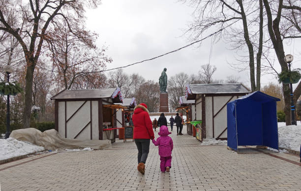 在基輔舍甫琴科公園，人們在冬季散步 - shevchenko 個照片及圖片檔