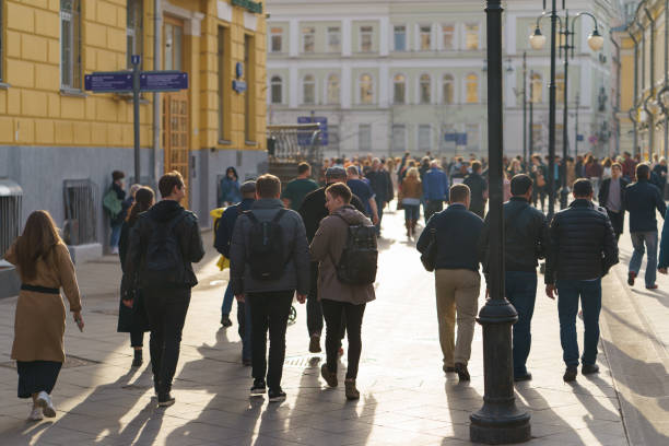 コロナウイルス大流行時のモスクワ市街路の人々 - タイトルバック ストックフォトと画像