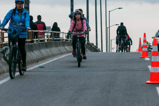 自転車に乗っている人 - バス高速輸送システム 写真 ストックフォトと画像
