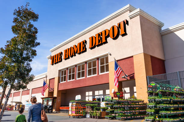 People shopping at The Home Depot in San Francisco bay area Feb 19, 2020 San Mateo / CA / USA - People shopping at Home Depot in San Francisco bay area; The Home Depot, Inc. is the largest home improvement retailer in the USA chain store stock pictures, royalty-free photos & images