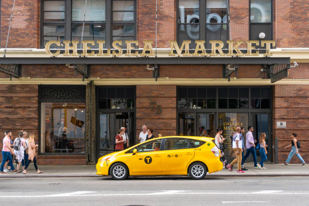 mensen van bezoekende chelsea markt in new york city - chelsea stockfoto's en -beelden