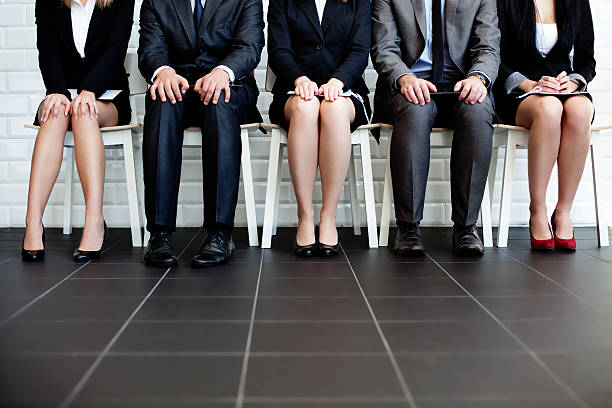 就職面接を待つ人々 - インタビュー ストックフォトと画像