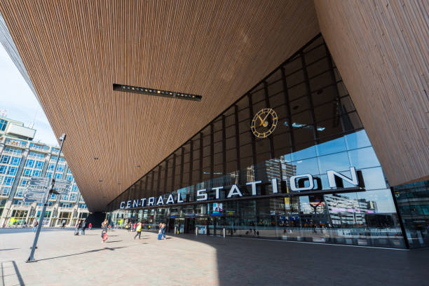 2016: mensen lopen op het station rotterdam centraal op een zon - rotterdam station stockfoto's en -beelden