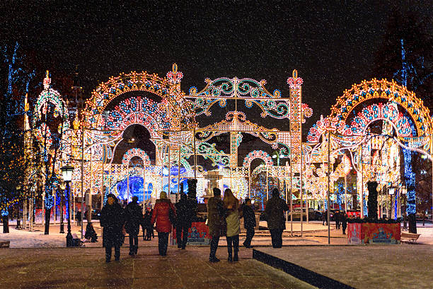 люди гуляют по историческому центру москвы. - happy new year стоковые фото и изображения