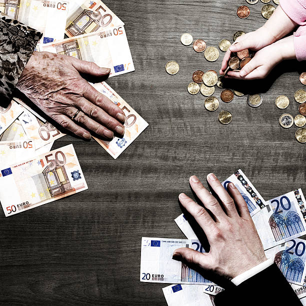 3 people's hands with money on table - pensioen nederland stockfoto's en -beelden