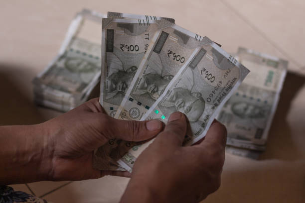 Person counting indian currency 500 rupees notes Person counting indian currency 500 rupees notes indian currency stock pictures, royalty-free photos & images