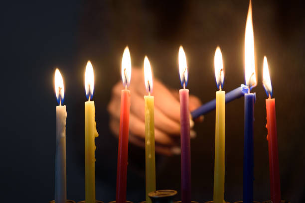 osoba oświetlenie chanuka świece w menory. - hanukkah zdjęcia i obrazy z banku zdjęć