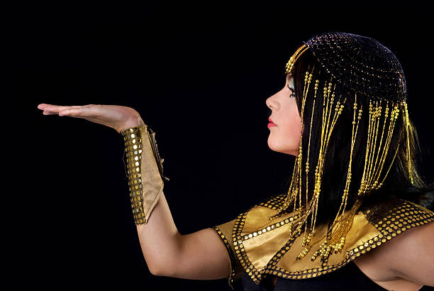 person portraying cleopatra on black background - cleopatra stockfoto's en -beelden