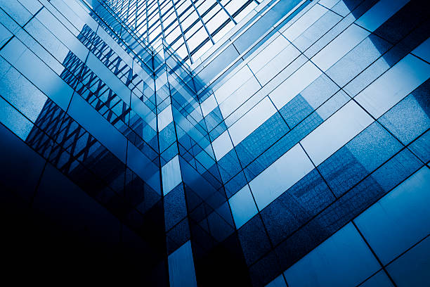 перспективный вид современного стеклянного небоскреба здания - zhou стоковые фото и изображения