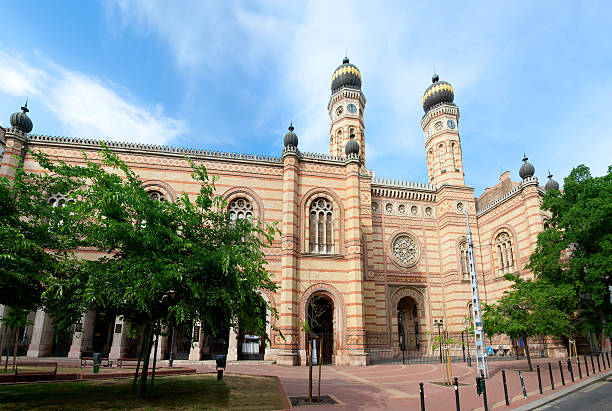 perspective view on entrance to landmark ornate jewish temple - synagogue 個照片及圖片檔