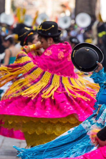 在遊行隊伍的秘魯舞者 - copa sudamericana 個照片及圖片檔