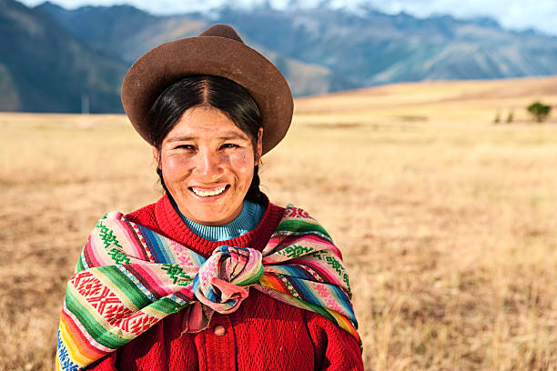 peruwiański kobieta noszenia ubrania narodowy, sacred valley, cuz - peru zdjęcia i obrazy z banku zdjęć