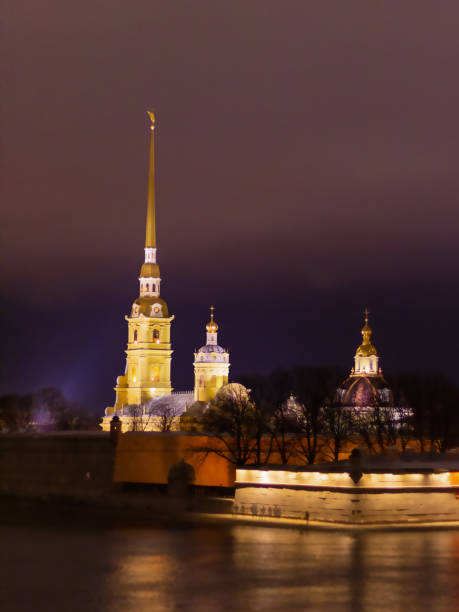 петропавловская крепость в сумерках. ночной зимний пейзаж. - vera pauw стоковые фото и изображения