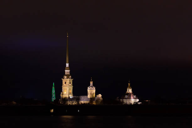 петропавловская крепость ночью - vera pauw стоковые фото и изображения