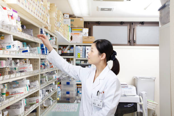 薬剤師　日本人女性 - ドラッグストア ストックフォトと画像