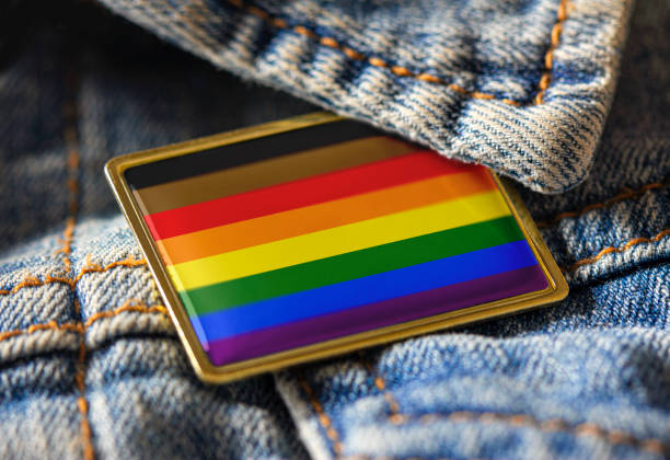 филадельфия люди цвета инклюзивного флага булавку на джинсовой куртке для лгбт идентичности, гордости и активности. конструкция перекрест - progress pride flag стоковые фото и изображения