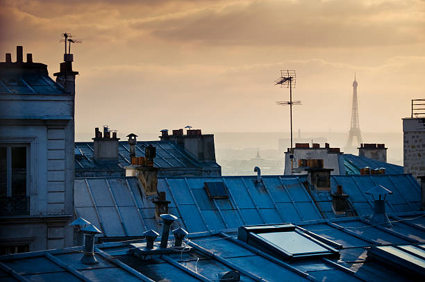pariser dächern - dachfenster stadt stock-fotos und bilder