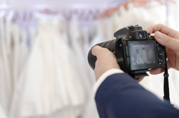 photographe cale dslr caméra dans ses mains et la prise de photo - photographe mariage photos et images de collection