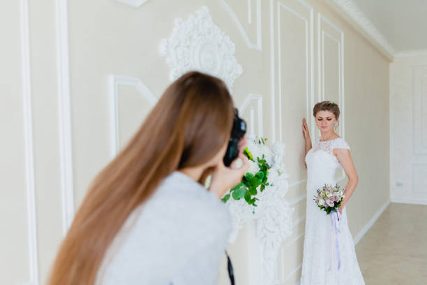 photographe photographier la jeune mariée sexy en studio - photographe mariage photos et images de collection