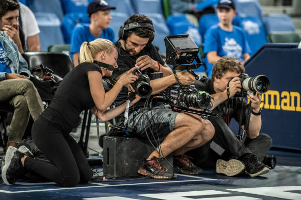 fotógrafos filmando na quadra - estádio e camera - fotografias e filmes do acervo