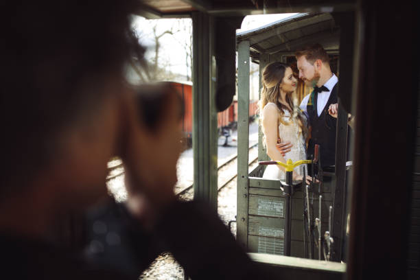 photographier le couple de mariage - photographe mariage photos et images de collection
