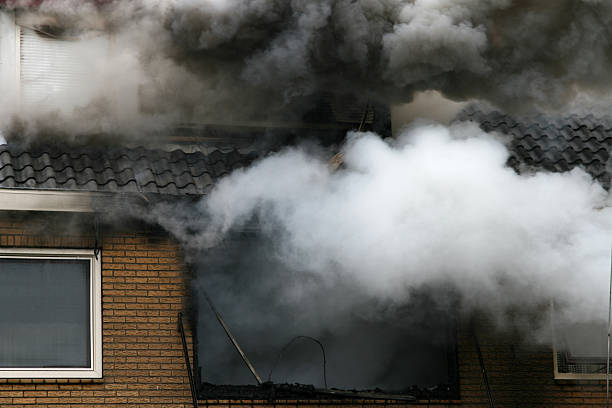 incêndio enorme - incêndio fumo imagens e fotografias de stock