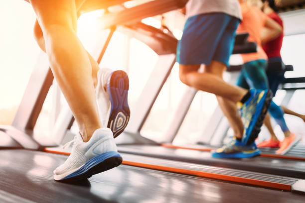 gambar orang yang berlari di treadmill di gym - treadmill potret stok, foto, & gambar bebas royalti