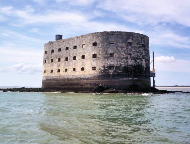une photo du fort boyard au large de la côte français - fort boyard photos et images de collection